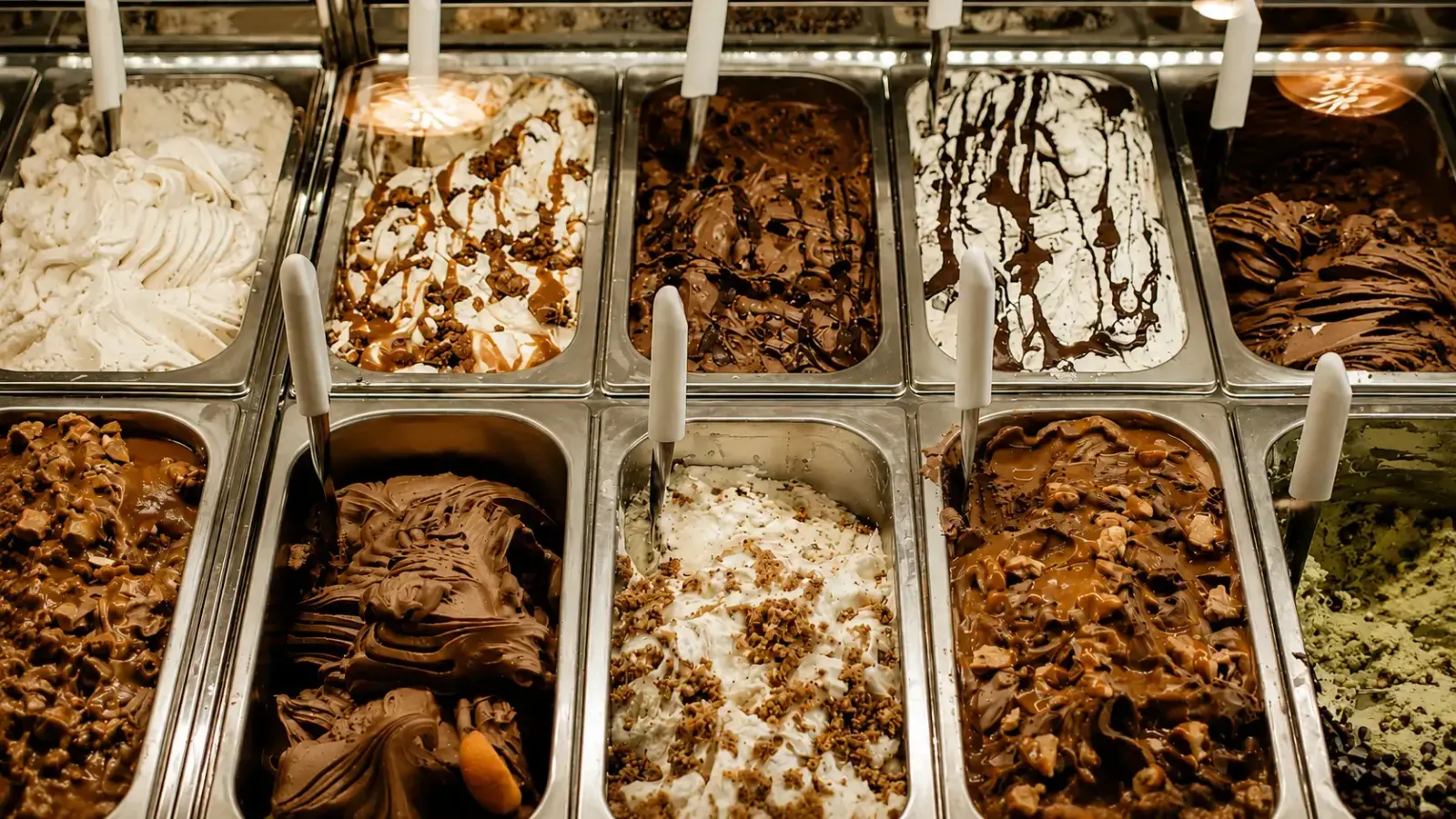 Vitrine com sabores artesanais de gelato Davvero