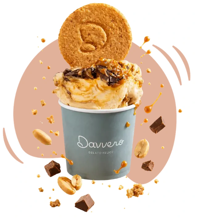 Gelato artesanal Davvero servido com biscoito e caramelo